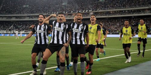 Imagem referente a Com dois de Tiquinho, Botafogo vence e reassume a ponta do Brasileiro