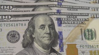 Dólar fecha o dia em R$ 4,88, menor cotação em 11 meses