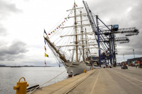 Imagem referente a Marinha do Brasil e Portos do Paraná convidam população para visitar o veleiro Cisne Branco