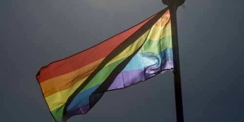 Imagem referente a Governo aprova rito simplificado para refúgio de pessoas LGBTQIA+ 