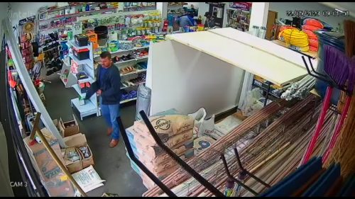 Imagem referente a Vídeo mostra atirador observando vítima em comércio e a surpreendendo na calçada
