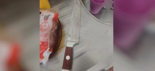Imagem referente a Homem mata ex-mulher a facadas e corta dedos do filho de 11 anos