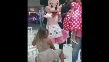 Imagem referente a Mulher viraliza após dançar funk de vestido transparente em aniversário de filha de um ano
