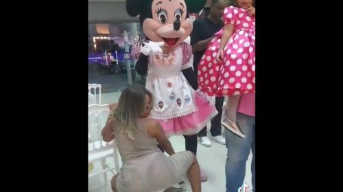 Mulher viraliza após dançar funk de vestido transparente em aniversário de filha de um ano