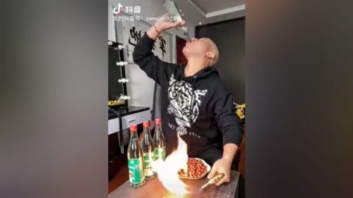 Imagem referente a Influencer chinês bebe sete garrafas de bebida destilada durante live e é encontrado morto