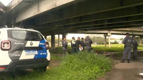Morador de rua é encontrado morto com pedradas na cabeça embaixo de viaduto