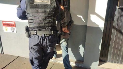 Ao não receber esmola, homem surta e provoca dano em empresa Ao não receber esmola, homem surta e provoca dano em empresa