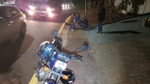 Motociclista se desequilibra ao desviar de cachorro e sofre queda no Santo Onofre