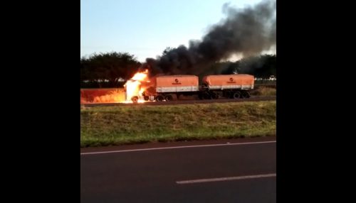 Carreta pega fogo na BR-467 enquanto caminhoneiro tomava banho; veja vídeo