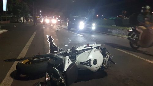 Motociclista sofre traumatismo cranioencefálico em grave acidente com ônibus na Avenida Carlos Gomes