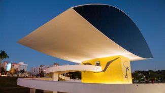 Museu Oscar Niemeyer promove exposição individual com 131 obras de Leila Pugnaloni