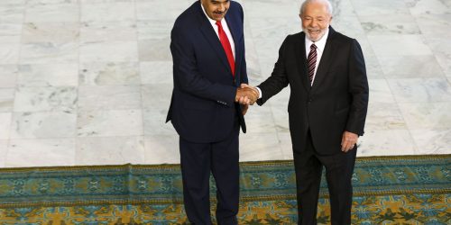 Imagem referente a Ao lado de Maduro, Lula defende união de países latino-americanos
