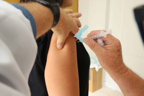 Imagem referente a Com 2 meses de campanha, Paraná aplicou 2 milhões de doses contra a gripe