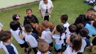 Projeto educativo sobre animais em CMEIs de Maringá tem apoio de cães da Polícia Penal