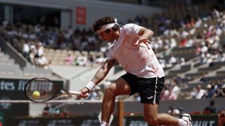 Thiago Wild supera número 2 Medvedev na estreia em Roland Garros
