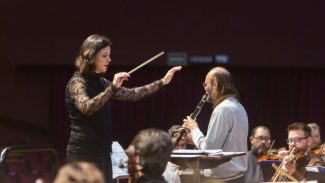 Com maestra e “Divertimento Curitiboca”, Orquestra Sinfônica exibe obra inédita no domingo