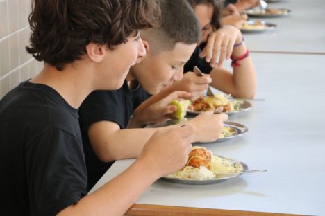 Terceira remessa de alimentos não perecíveis da merenda chega às escolas do Paraná