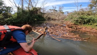 Sema realiza retirada de entulhos no Rio Cascavel
