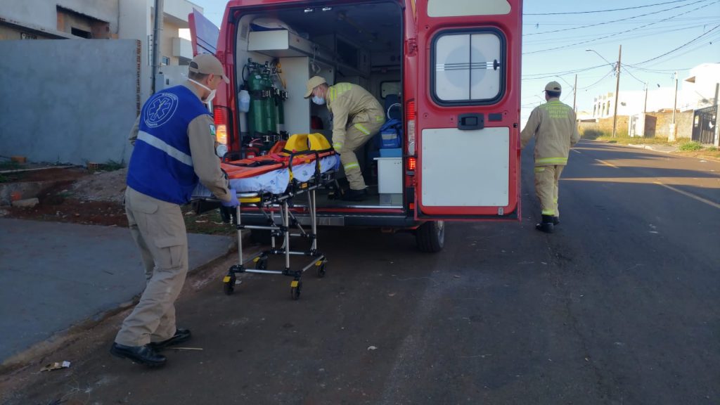Mulher sofre queda em banheiro e é socorrida pelo Corpo de Bombeiros Mulher sofre queda em banheiro e é socorrida pelo Corpo de Bombeiros