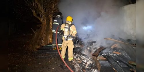 Imagem referente a Duas pessoas morrem em incêndio em residência, em Ponta Grossa