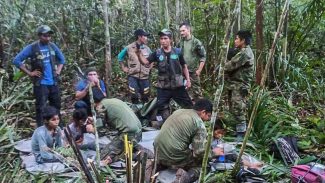Crianças colombianas que sobreviveram a queda de avião são resgatadas