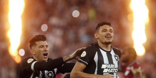 Palmeiras ganha clássico, mas Botafogo sustenta ponta do Brasileiro