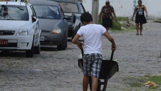 De janeiro a abril, Brasil resgata 702 crianças do trabalho infantil