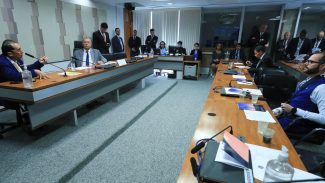 Conselho de Ética abre processo contra cinco senadores