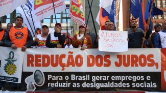 Centrais sindicais fazem protesto em SP contra juros altos