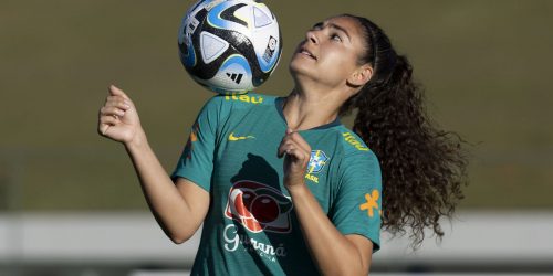 Imagem referente a Meia Angelina elogia período de treinos da seleção feminina de futebol