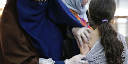 Imagem referente a SP: afegãos acampados em aeroporto são vítimas de surto de sarna