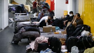 Ministro diz que afegãos acampados em aeroporto vão ficar em hotéis