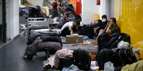 Imagem referente a Ministro diz que afegãos acampados em aeroporto vão ficar em hotéis