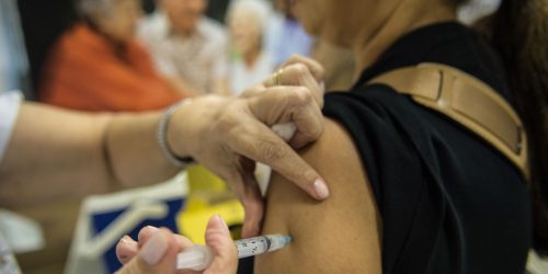 Imagem referente a Baixa vacinação de idosos acende alerta para casos de gripe