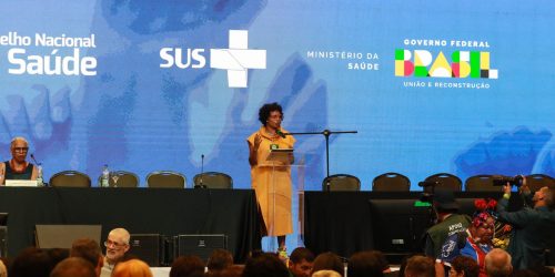 Imagem referente a Ministra recebe manifestações de apoio ao abrir Conferência de Saúde 