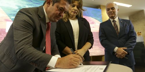 Imagem referente a Governo assina contratos de exploração nas bacias de Campos e Santos
