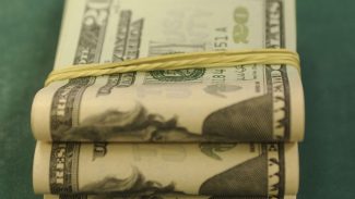 Dólar sobe quase 2% e aproxima-se de R$ 4,90 após corte de juros