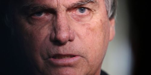 Redes sociais devem enviar postagens de Bolsonaro à PGR, decide Moraes Redes sociais devem enviar postagens de Bolsonaro à PGR, decide Moraes
