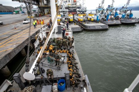 Porto de Paranaguá recebe navio da Marinha para exercício de oficiais do Exército Porto de Paranaguá recebe navio da Marinha para exercício de oficiais do Exército