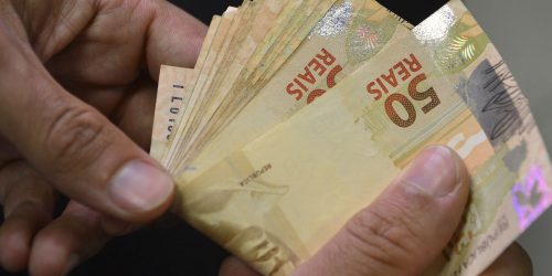 Mercado eleva previsão da inflação de 4,84% para 4,9% este ano Mercado eleva previsão da inflação de 4,84% para 4,9% este ano