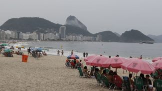 Megaestrutura e mau tempo esperam público para show em Copacabana