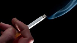 Preço baixo de cigarros favorece iniciação de adolescentes ao fumo