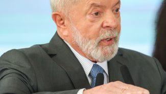 Dilma merece pedido de desculpas por impeachment, diz Lula