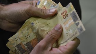 Orçamento de 2024 prevê salário mínimo de R$ 1.421