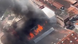 Incêndio destrói parte do Mercado da Encruzilhada, no Recife