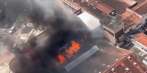 Incêndio destrói parte do Mercado da Encruzilhada, no Recife Incêndio destrói parte do Mercado da Encruzilhada, no Recife