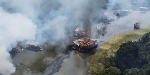 Imagem referente a PF queima 302 balsas de garimpo no Rio Madeira, no Amazonas