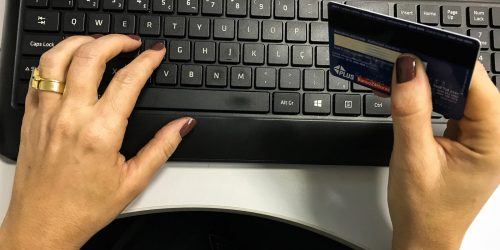 Câmara aprova urgência para limite do juros do cartão de crédito Câmara aprova urgência para limite do juros do cartão de crédito