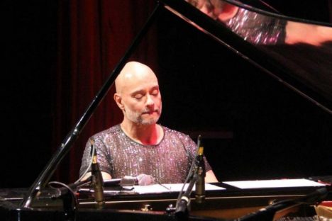 Pianista Rogério Koury apresenta show com obras de Tom Jobim, no Guairinha