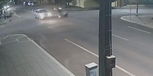 Câmera flagra acidente entre carro e moto em cruzamento com semáforo inoperante no Centro Câmera flagra acidente entre carro e moto em cruzamento com semáforo inoperante no Centro
